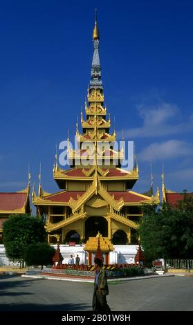 Birmanie/Myanmar : Palais du Roi Mindon, Mandalay (reconstruit). Les presque 3 km de remparts du fort Mandalay entourent le palais du roi Mindon. Les murs s'élèvent à 8 m (26 pieds). Le palais a été construit entre 1857 et 1859 dans le cadre de la fondation par le roi Mindon de la nouvelle capitale royale de Mandalay. Le plan du palais Mandalay suit en grande partie la conception traditionnelle du palais birman, à l'intérieur d'un fort fortifié entouré de douves. Le palais lui-même est au centre de la citadelle et fait face à l'est. Tous les bâtiments du palais sont d'un étage en hauteur. Banque D'Images