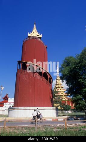 Birmanie/Myanmar : tour de guet du palais, palais du roi Mindon, Mandalay (reconstruit). Les presque 3 km de remparts du fort Mandalay entourent le palais du roi Mindon. Les murs s'élèvent à 8 m (26 pieds). Le palais a été construit entre 1857 et 1859 dans le cadre de la fondation par le roi Mindon de la nouvelle capitale royale de Mandalay. Le plan du palais Mandalay suit en grande partie la conception traditionnelle du palais birman, à l'intérieur d'un fort fortifié entouré de douves. Le palais lui-même est au centre de la citadelle et fait face à l'est. Tous les bâtiments du palais sont d'un étage en hauteur. Banque D'Images