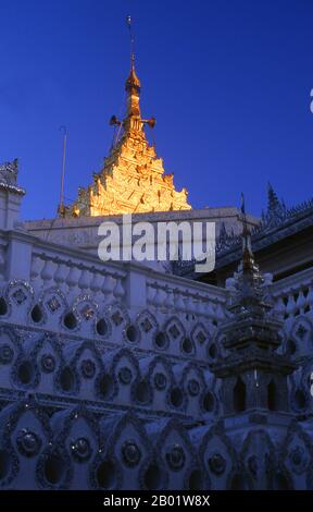 Birmanie/Myanmar : le soleil se couche sur la Setkyathiha Paya, Mandalay. Le Setkyathiha Paya a été construit en 1884 par le roi Thibaw. Le temple contient une image de Bouddha en bronze de 5 m de haut à l'origine coulée par le roi Bagyidaw d'Ava en 1823. L'image a été déplacée d'Ava (Inwa) à Amarapura en 1849 lorsque la capitale birmane s'y est déplacée. Il a finalement fini à Mandalay en 1884, encore une fois lorsque la capitale a été déplacée. Mandalay, une ville tentaculaire de plus d'un million d'habitants, a été fondée en 1857 par le roi Mindon pour coïncider avec une ancienne prophétie bouddhiste. Banque D'Images