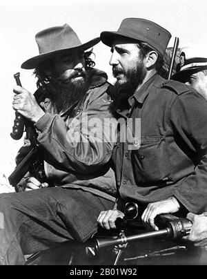 Cuba : Camilo Cienfuegos (à gauche) s'entretient avec Fidel Castro (à droite), la Havane, 1959. Fidel Alejandro Castro Ruz (13 août 1926 - 25 novembre 2016) était un dirigeant politique cubain et révolutionnaire communiste. En tant que premier dirigeant de la Révolution cubaine, Castro a été premier Ministre de Cuba de février 1959 à décembre 1976, puis en tant que Président du Conseil d'État de Cuba et Président du Conseil des ministres de Cuba jusqu'à sa démission de ses fonctions en février 2008. Il a été premier secrétaire du Parti communiste de Cuba à partir de la fondation du parti en 1961. Banque D'Images