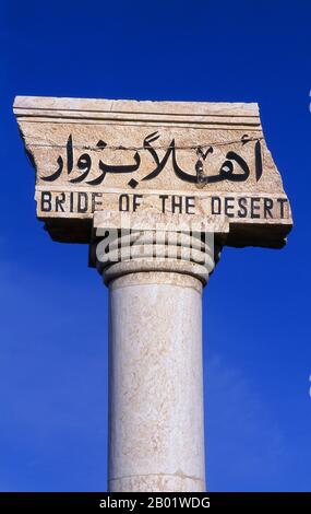 Syrie : colonnes à l'entrée des ruines, Palmyre. Palmyre était une ancienne ville en Syrie. C’était une ville importante du centre de la Syrie, située dans une oasis à 215 km au nord-est de Damas et à 180 km au sud-ouest de l’Euphrate à Deir ez-Zor. Elle avait longtemps été une ville caravane vitale pour les voyageurs traversant le désert syrien et était connue comme la mariée du désert. La plus ancienne référence documentée à la ville par son nom sémitique Tadmor, Tadmur ou Tudmur (qui signifie «la ville qui repousse» en Amoréen et «la ville indomptable» en araméen) est enregistrée dans les tablettes babyloniennes trouvées à mari. Banque D'Images