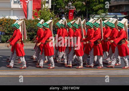 Ankara/Turquie - 30 août 2019 : des soldats en uniformes ottomans défilent Banque D'Images