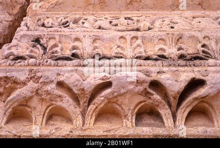 Syrie : détail du mur au temple de Bel, Palmyre. Le Temple de Bel, consacré au Dieu sémitique Bel, adoré à Palmyre comme Malakbel, a formé le centre de la vie religieuse à Palmyre et a été consacré en 32 EC. Palmyre était une ancienne ville en Syrie. C’était une ville importante du centre de la Syrie, située dans une oasis à 215 km au nord-est de Damas et à 180 km au sud-ouest de l’Euphrate à Deir ez-Zor. Elle avait longtemps été une ville caravane vitale pour les voyageurs traversant le désert syrien et était connue comme la mariée du désert. Banque D'Images