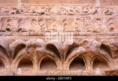 Syrie : détail du mur au temple de Bel, Palmyre. Le Temple de Bel, consacré au Dieu sémitique Bel, adoré à Palmyre comme Malakbel, a formé le centre de la vie religieuse à Palmyre et a été consacré en 32 EC. Palmyre était une ancienne ville en Syrie. C’était une ville importante du centre de la Syrie, située dans une oasis à 215 km au nord-est de Damas et à 180 km au sud-ouest de l’Euphrate à Deir ez-Zor. Elle avait longtemps été une ville caravane vitale pour les voyageurs traversant le désert syrien et était connue comme la mariée du désert. Banque D'Images