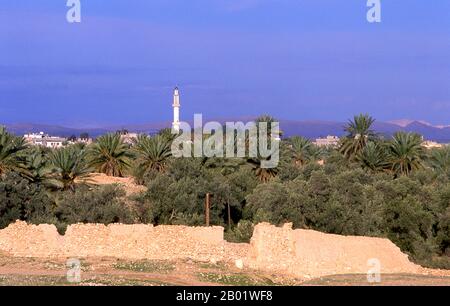 Syrie : un minaret s'élève au-dessus de Tadmur moderne (Palmyre). Palmyre était une ancienne ville en Syrie. C’était une ville importante du centre de la Syrie, située dans une oasis à 215 km au nord-est de Damas et à 180 km au sud-ouest de l’Euphrate à Deir ez-Zor. Elle avait longtemps été une ville caravane vitale pour les voyageurs traversant le désert syrien et était connue comme la mariée du désert. La plus ancienne référence documentée à la ville par son nom sémitique Tadmor, Tadmur ou Tudmur (qui signifie «la ville qui repousse» en Amoréen et «la ville indomptable» en araméen) est enregistrée dans les tablettes babyloniennes trouvées à mari. Banque D'Images