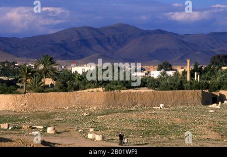 Syrie : collines surplombant Tadmur moderne (Palmyre). Palmyre était une ancienne ville en Syrie. C’était une ville importante du centre de la Syrie, située dans une oasis à 215 km au nord-est de Damas et à 180 km au sud-ouest de l’Euphrate à Deir ez-Zor. Elle avait longtemps été une ville caravane vitale pour les voyageurs traversant le désert syrien et était connue comme la mariée du désert. La plus ancienne référence documentée à la ville par son nom sémitique Tadmor, Tadmur ou Tudmur (qui signifie «la ville qui repousse» en Amoréen et «la ville indomptable» en araméen) est enregistrée dans les tablettes babyloniennes trouvées à mari. Banque D'Images