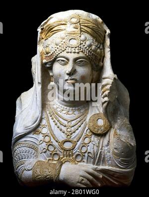 Syrie : buste funéraire en calcaire d'une femme connue par la postérité comme «la beauté de Palmyre», c. 190-210 ce Palmyre était une ancienne ville en Syrie. C’était une ville importante du centre de la Syrie, située dans une oasis à 215 km au nord-est de Damas et à 180 km au sud-ouest de l’Euphrate à Deir ez-Zor. Elle avait longtemps été une ville caravane vitale pour les voyageurs traversant le désert syrien et était connue comme la mariée du désert. La plus ancienne référence documentée à la ville est par son nom sémitique Tadmor, Tadmur ou Tudmur (qui signifie «la ville qui repousse» en Amoréen et «la ville indomptable» en araméen). Banque D'Images