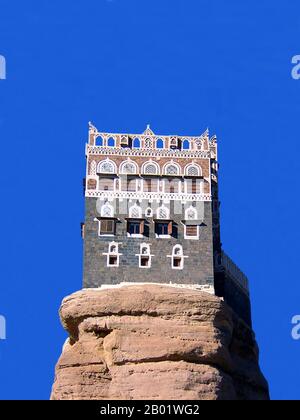 Yémen : Dar al-Hajar, également connu sous le nom de 'le Palais du Rocher', ancienne retraite d'été des imams yéménites, Wadi Dhahr, près de Sanaa Dar Al-Hajar (littéralement «demeure du rocher», «Maison de la pierre») est situé à Wadi Dhahr, à environ 14 km (9 miles) au nord-ouest de Sanaa Situé sur un éperon rocheux près du centre de la vallée, Dar al-Hajar - le 'Palais Rocher' - était une retraite d'été pour les imams héréditaires du Yémen, datant au moins aussi loin que 1786, quand il a été construit sur les instructions de l'imam Mansour Ali Bin Mehdi Abbas. Banque D'Images