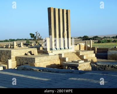 Yémen : le Temple d'Awwam (Mahram Bilqis) dédié au Dieu Lune Almaqah à ma'Rib, ancienne capitale du Royaume Sabéen, c. 7ème-5ème siècle av. J.-C. Ma'Rib ou Marib est la capitale du gouvernorat de ma'Rib, au Yémen, et était la capitale du Royaume Sabéen, que certains savants croient être l'ancienne Sheba de la renommée biblique. Il est situé à environ 120 kilomètres à l'est de la capitale moderne du Yémen, Sanaa Banque D'Images