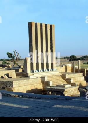 Yémen : le Temple d'Awwam (Mahram Bilqis) dédié au Dieu Lune Almaqah à ma'Rib, ancienne capitale du Royaume Sabéen, c. 7ème-5ème siècle av. J.-C. Ma'Rib ou Marib est la capitale du gouvernorat de ma'Rib, au Yémen, et était la capitale du Royaume Sabéen, que certains savants croient être l'ancienne Sheba de la renommée biblique. Il est situé à environ 120 kilomètres à l'est de la capitale moderne du Yémen, Sanaa Banque D'Images