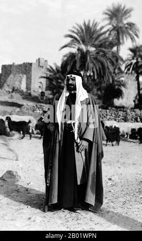 Jordanie : El-Azrak & Wadi Sirhan dans le désert arabe. Réfugiés politiques druzes de Jabal Druze (le Hauran). Un chef druze à El-Azrak, 1926. Les Druzes sont une communauté religieuse monothéiste, que l'on trouve principalement en Syrie, au Liban, en Israël et en Jordanie, qui a émergé au XIe siècle de l'ismaïlisme. Les croyances druzes incorporent plusieurs éléments des religions abrahamiques, du gnosticisme, du néoplatonisme et d'autres philosophies. Les Druzes s'appellent Ahl al-Tawhid, le « peuple du monothéisme » ou al-Muwaḥḥidūn « les unitaires ». Banque D'Images