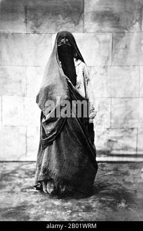 Égypte : une femme voilée autochtone, le Caire, v. 1860-1890. La culture égyptienne a six mille ans d'histoire enregistrée. L'Egypte ancienne était parmi les civilisations les plus anciennes et pendant des millénaires, l'Egypte a maintenu une culture étonnamment complexe et stable qui a influencé les cultures ultérieures de l'Europe, du moyen-Orient et d'autres pays africains. Après l'ère pharaonique, l'Égypte elle-même est tombée sous l'influence de l'hellénisme, du christianisme et de la culture islamique. Aujourd'hui, de nombreux aspects de la culture antique égyptienne existent en interaction avec des éléments plus récents, y compris l'influence de la culture occidentale moderne. Banque D'Images