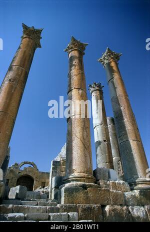Jordanie : le temple d'Artémis dans l'ancienne ville gréco-romaine de Jerash. Artemis était la déesse patronne de la ville et était très estimée par la population hellénistique de Gerasa, tandis que la partie sémitique de la population préférait Zeus. La construction du temple a été achevée en 150 EC, sous le règne de l'empereur Antonin Pie. Jerash est le site des ruines de la ville gréco-romaine de Gerasa, également appelée Antioche sur le fleuve d'Or. Jerash est considérée comme l'une des villes romaines les plus importantes et les mieux préservées du proche-Orient. C'était une ville de la Décapole. Banque D'Images