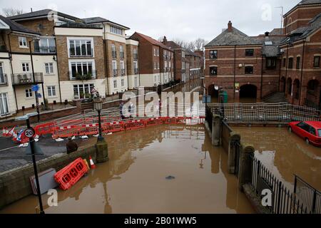 York, Grande-Bretagne. 17 février 2020. Les gens observent les inondations à Skeldergate, à York, en Grande-Bretagne, le 17 février 2020. Crédit: Craig Brough/Xinhua/Alay Live News Banque D'Images