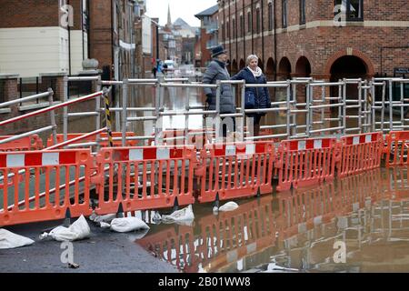 York, Grande-Bretagne. 17 février 2020. Les gens observent les inondations à Skeldergate, à York, en Grande-Bretagne, le 17 février 2020. Crédit: Craig Brough/Xinhua/Alay Live News Banque D'Images