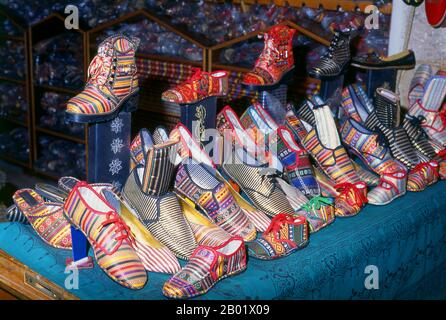 Syrie : un magasin de chaussures dans le souk artisanal restauré dans le Grand Bazar d'Alep. Le Grand Bazar d'Alep (en arabe, suq ou souq) tel que nous le connaissons aujourd'hui a été reconstruit d'abord par les Mamelouks égyptiens qui ont chassé les Mongols, puis, après 1516, par les Turcs qui ont incorporé Alep dans l'Empire ottoman. Alep, la deuxième ville de Syrie et très probablement la plus longue colonie continuellement habitée dans le monde, est d'un âge vénérable. Si vieux, en effet, que son nom arabe, Halab, est mentionné pour la première fois dans les textes sémitiques du troisième millénaire avant notre ère. Banque D'Images