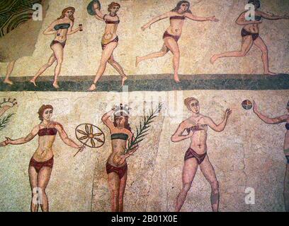 Italie : femmes romaines jouant avec un ballon dans une mosaïque à Villa Romana del Casale. L'une des soi-disant 'mosaïques de bikini', 4ème siècle EC. Photo de M. Disdero (licence CC BY-sa 3,0). Villa Romana del Casale (en sicilien : Villa Rumana dû Casali) est une villa romaine construite dans le premier quart du IVe siècle de notre ère et située à environ 5 km de la ville de Piazza Armerina, en Sicile, dans le sud de l'Italie. Contenant la collection de mosaïques romaines la plus riche, la plus grande et la plus complexe au monde, il est l'un des 44 sites classés au patrimoine mondial de l'UNESCO en Italie. Banque D'Images
