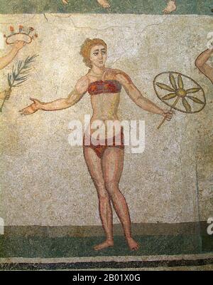Italie : femmes romaines jouant avec un ballon dans une mosaïque à Villa Romana del Casale. L'une des soi-disant 'mosaïques de bikini', 4ème siècle EC. Photo de Pavel Krok (licence CC BY-sa 3,0). Villa Romana del Casale (en sicilien : Villa Rumana dû Casali) est une villa romaine construite dans le premier quart du IVe siècle de notre ère et située à environ 5 km de la ville de Piazza Armerina, en Sicile, dans le sud de l'Italie. Contenant la collection de mosaïques romaines la plus riche, la plus grande et la plus complexe au monde, il est l'un des 44 sites classés au patrimoine mondial de l'UNESCO en Italie. Banque D'Images