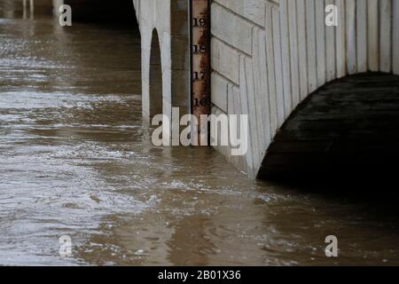 York. 17 février 2020. La photo prise le 17 février 2020 montre un indicateur du niveau d'eau, à York, en Grande-Bretagne. Crédit: Craig Brough/Xinhua/Alay Live News Banque D'Images