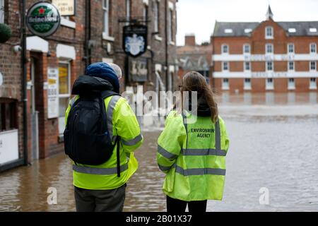 York, Grande-Bretagne. 17 février 2020. Les travailleurs de l'Agence de l'environnement observent les eaux de crue de la rue Cumberland, à York, en Grande-Bretagne, le 17 février 2020. Crédit: Craig Brough/Xinhua/Alay Live News Banque D'Images