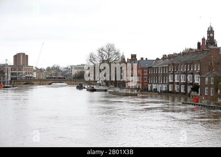 York. 17 février 2020. La photo prise le 17 février 2020 montre une vue générale des inondations à proximité du pont d'Ouse à York, en Grande-Bretagne. Crédit: Craig Brough/Xinhua/Alay Live News Banque D'Images