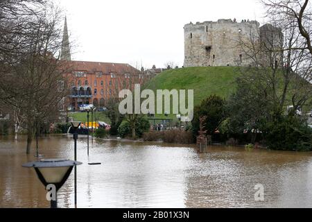 York. 17 février 2020. La photo prise le 17 février 2020 montre des eaux de crue près de la Tour Clifford, à York, en Grande-Bretagne. Crédit: Craig Brough/Xinhua/Alay Live News Banque D'Images