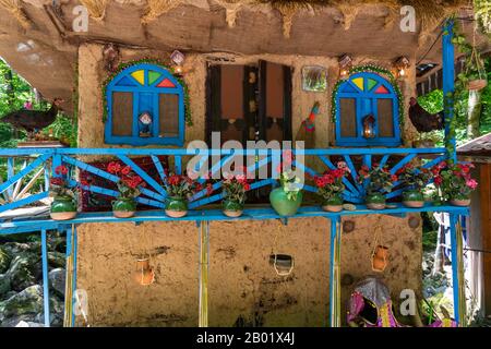 Maison avec fenêtres bleues et clôture à l'entrée du château Qaleh Rudkhan en Iran. Banque D'Images