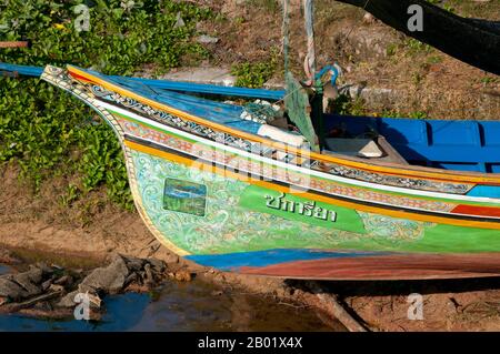 Thaïlande : bateau de pêche Korlae, Narathiwat, sud de la Thaïlande. Le long principalement de la côte est de la Thaïlande péninsulaire, de Ko Samui vers le sud, des bateaux de pêche colorés et peints ont été construits et décorés par des pêcheurs musulmans pendant des centaines d'années. Les meilleurs exemples de cette industrie en déclin proviennent des chantiers navals du district de Saiburi, province de Pattani. À l'origine, les voiliers, les korlae sont maintenant exploités avec des moteurs par des pêcheurs locaux. Parmi les personnages couramment représentés sur les dessins de coque superbement détaillés figurent le lion singha, l'oiseau à cornes gagasura, le serpent de mer payanak et le garuda. Banque D'Images