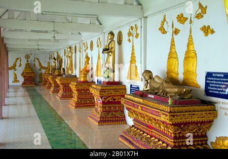 Thaïlande : figures de Bouddha dans le cloître entourant le vieux chedi à Wat Yang Kuang, Suriyawong Road, Chiang mai, dans le nord de la Thaïlande. Wat Yang Kuang, Suriyawong Road, Chiang mai a une longue histoire en damier. Initialement mentionné dans le Nirat Haripunchai (1517) sous le nom de Wat Nang Rua, il a été abandonné à la suite des guerres destructrices du XVIIIe siècle avec la Birmanie, conduisant à l'abandon de la ville de Chiang mai entre 1775 et 1797 sur instruction de Chao Kawila. Banque D'Images