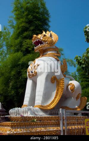 Thaïlande : lions gardiens (Singha ou Chinthe) à l'entrée de Wat Yang Kuang, Suriyawong Road, Chiang mai, nord de la Thaïlande. Wat Yang Kuang, Suriyawong Road, Chiang mai a une longue histoire en damier. Initialement mentionné dans le Nirat Haripunchai (1517) sous le nom de Wat Nang Rua, il a été abandonné à la suite des guerres destructrices du XVIIIe siècle avec la Birmanie, conduisant à l'abandon de la ville de Chiang mai entre 1775 et 1797 sur instruction de Chao Kawila. Banque D'Images