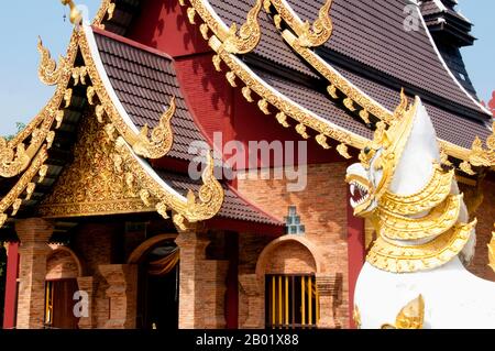 Thaïlande : les lions gardiens (Singha ou Chinthe) et le nouveau viharn à Wat Yang Kuang, Suriyawong Road, Chiang mai, dans le nord de la Thaïlande. Wat Yang Kuang, Suriyawong Road, Chiang mai a une longue histoire en damier. Initialement mentionné dans le Nirat Haripunchai (1517) sous le nom de Wat Nang Rua, il a été abandonné à la suite des guerres destructrices du XVIIIe siècle avec la Birmanie, conduisant à l'abandon de la ville de Chiang mai entre 1775 et 1797 sur instruction de Chao Kawila. Banque D'Images