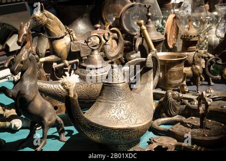 Divers bocaux anciens, cruches, pichets, objets métalliques sur le marché aux puces, Ankara, Turquie Banque D'Images