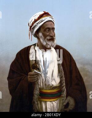 Palestine : patriarche palestinien et chef de village. Tirage photographique coloré à la main par Félix Bonfils (8 mars 1831 - 9 avril 1885), v. 1870s-1880s. Palestine est un nom donné à la région géographique entre la mer Méditerranée et le Jourdain. La région est également connue comme la Terre d'Israël, la Terre Sainte et le Levant Sud. En 1832, la Palestine a été conquise par l'Égypte de Muhammad Ali, mais en 1840, la Grande-Bretagne est intervenue et a rendu le contrôle du Levant aux Ottomans en échange de nouvelles capitulations. La fin du XIXe siècle voit le début de l'immigration sioniste. Banque D'Images