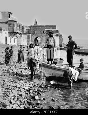 Palestine : pêcheurs palestiniens vérifiant leurs filets sur les rives du lac de Tibériade, Galilée, vers 1910. Palestine est un nom donné à la région géographique entre la mer Méditerranée et le Jourdain. La région est également connue comme la Terre d'Israël, la Terre Sainte et le Levant Sud. En 1832, la Palestine a été conquise par l'Égypte de Muhammad Ali, mais en 1840, la Grande-Bretagne est intervenue et a rendu le contrôle du Levant aux Ottomans en échange de nouvelles capitulations. La fin du XIXe siècle voit le début de l'immigration sioniste et la renaissance de la langue hébraïque. Banque D'Images