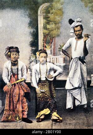 Birmanie/Myanmar : L'interprète de ah-nyeint Minthamee ma Thein May dans le rôle de Mintha (à gauche) avec la dame principale et le clown, v. 1910. La danse en Birmanie peut être divisée en danses dramatiques, folkloriques et villageoises, et nat, chacune ayant des caractéristiques distinctes. Bien que la danse birmane ait été influencée par les traditions de danse de ses voisins, en particulier la Thaïlande, elle conserve des qualités uniques qui la distinguent des autres styles régionaux, y compris les mouvements angulaires, rapides et énergiques et l'accent mis sur la pose, pas le mouvement. Divers types de musique birmane utilisent une gamme d'instruments de musique traditionnels. Banque D'Images