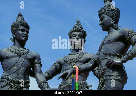 Thaïlande : le monument des trois Rois dans le centre de Chiang mai, dans le nord de la Thaïlande. Le monument des trois Rois au centre de la vieille ville de Chiang mai représente Phya Mangrai, au centre, planifiant la nouvelle ville de Chiang mai avec ses amis royaux Phya Ramkhamhaeng de Sukhothai et Phya Ngam Muang de Phayao. Le roi Mangrai (1239-1311) était le 25e roi de Ngoen Yang (r.1261-1296) et le premier roi de Chiang mai (r. 1296-1311), capitale du Royaume de Lanna (1296-1558). Banque D'Images