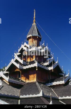 Thaïlande : avant-toit typiquement birman de Wat Hua Wiang, Mae Hong son, nord de la Thaïlande. Autrefois l'une des provinces les plus reculées de Thaïlande, Mae Hong son est maintenant facilement accessible par avion depuis Chiang mai, ainsi que par une merveilleuse boucle en passant par Mae Sariang et retour via Pai et Soppong - ou vice versa. Singulièrement isolée, Mae Hong son n’est pas encore très développée. Les citadins peuvent être des citoyens de Thaïlande, mais la plupart sont Shan, Karen, Yunnanese Chinois ou tribus des collines. Les temples sont de style birman, et le rythme de la vie étonnamment tranquille. Banque D'Images