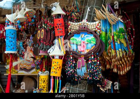 Chine : artisanat à vendre au marché aux oiseaux et aux fleurs dans le vieux quartier musulman sur Jingxing Road au large de Zheng Yi Road, Kunming, province du Yunnan. Construit sur les rives du lac Dian et entouré de montagnes calcaires, Kunming était une importante route commerciale ancienne entre le Tibet, la Chine et l'Asie du Sud-est. La ville, alors appelée Yunnanfu, a souffert des mains du chef rebelle du Wenxiu, le sultan de Dali, qui a attaqué et assiégé la ville à plusieurs reprises entre 1858 et 1868, rasant la plupart des temples bouddhistes de la ville. Banque D'Images