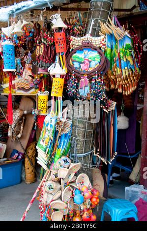 Chine : artisanat à vendre au marché aux oiseaux et aux fleurs dans le vieux quartier musulman sur Jingxing Road au large de Zheng Yi Road, Kunming, province du Yunnan. Construit sur les rives du lac Dian et entouré de montagnes calcaires, Kunming était une importante route commerciale ancienne entre le Tibet, la Chine et l'Asie du Sud-est. La ville, alors appelée Yunnanfu, a souffert des mains du chef rebelle du Wenxiu, le sultan de Dali, qui a attaqué et assiégé la ville à plusieurs reprises entre 1858 et 1868, rasant la plupart des temples bouddhistes de la ville. Banque D'Images
