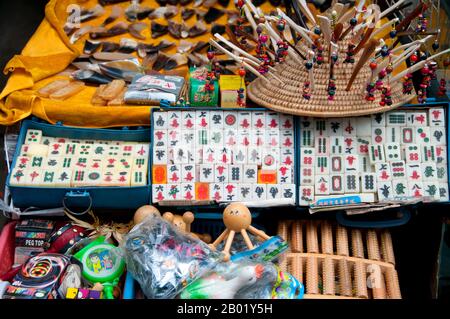 Chine : Mah jong situé au marché aux oiseaux et aux fleurs dans le vieux quartier musulman sur la route de Jingxing au large de Zheng Yi Road, Kunming, province du Yunnan. Mahjong est un jeu originaire de Chine, généralement joué par quatre joueurs (avec quelques variations à trois joueurs trouvées en Corée et au Japon). Semblable au jeu de cartes occidental Rummy, le mahjong est un jeu d'adresse, de stratégie et de calcul et implique un certain degré de chance. En Asie, le mahjong est également populairement joué comme un jeu de hasard (bien qu'il puisse tout aussi facilement être joué de manière récréative). Le jeu se joue avec un ensemble de 136 tuiles basées sur des symboles chinois. Banque D'Images