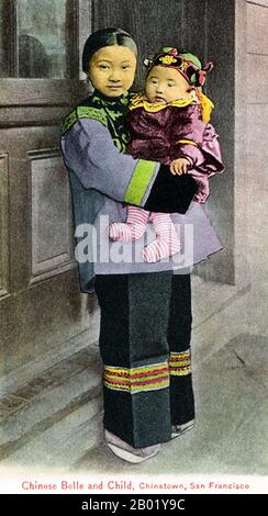 États-Unis : une jeune femme chinoise tenant un bébé pendant le nouvel an chinois, San Francisco Chinatown, vers 1904. Le quartier chinois de San Francisco a été le point d'entrée des premiers immigrants chinois hoisanais et Zhongshanais de la province du Guangdong dans le sud de la Chine des années 1850 aux années 1900 La région était la seule région géographique détenue par le gouvernement de la ville et les propriétaires privés qui permettaient aux Chinois d'hériter et d'habiter des logements dans la ville. La majorité de ces commerçants chinois, propriétaires de restaurants et travailleurs embauchés à San Francisco étaient majoritairement des Hoisanais et des hommes. Banque D'Images