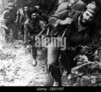 Cuba : Fidel Castro (13 août 1926 - 25 novembre 2016) avec un groupe de guérilleros dans la Sierra Madre, vers 1958. La guérilla qui le suit est probablement Celia Sánchez Manduley (9 mai 1920 - 11 janvier 1982), participante à la Révolution cubaine et amie proche et amante de Fidel Castro Fidel Alejandro Castro Ruz était un dirigeant politique cubain et révolutionnaire communiste. En tant que premier dirigeant de la Révolution cubaine, Castro a été premier ministre de Cuba de février 1959 à décembre 1976, puis président du Conseil d'État de Cuba jusqu'en 2008. Banque D'Images