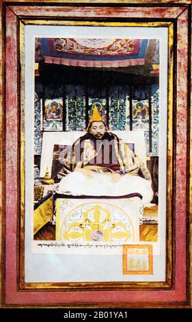 Chine/Tibet : Thubten Gyatso (1876-1933), 13e dalaï-lama du Tibet, c. 1910. Thubten Gyatso (Thub bstan rgya mtsho) était le 13e Dalaï Lama du Tibet. En 1878, il est reconnu comme la réincarnation du Dalaï Lama. Il est escorté à Lhassa et fait ses vœux pré-novice par le Panchen Lama, Tenpai Wangchuk, et nommé 'Ngawang Lobsang Thupten Gyatso Jigdral Chokley Namgyal'. En 1879, il est intronisé au Palais du Potala, mais n'assume le pouvoir politique qu'en 1895, après avoir atteint sa majorité. Thubten Gyatso était un réformateur intelligent qui s'est avéré être un homme politique habile. Banque D'Images