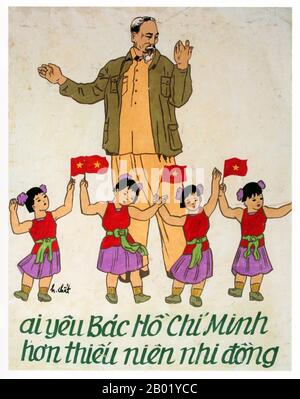 Vietnam : affiche de propagande communiste - "qui aime oncle Ho plus que les petits enfants?", v. 1980s. La seconde guerre d'Indochine, connue en Amérique sous le nom de guerre du Vietnam, est un conflit militaire de la guerre froide qui a eu lieu au Vietnam, au Laos et au Cambodge du 1er novembre 1955 à la chute de Saïgon le 30 avril 1975. Cette guerre a suivi la première guerre d'Indochine et a été menée entre le Nord-Vietnam, soutenu par ses alliés communistes, et le gouvernement du Sud-Vietnam, soutenu par les États-Unis et d'autres Nations anti-communistes. Banque D'Images