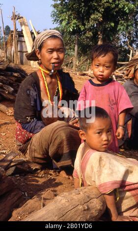 Thaïlande : mère avec une pipe dans la bouche et sa famille Karen, près de Mae Sariang, province de Mae Hong son, nord de la Thaïlande. Le peuple Karen ou Kayin (Pwa Ka Nyaw Poe ou Kanyaw à Sgaw Karen et Ploan à Poe Karen ; Kariang ou Yang en thaï), est un groupe ethnique parlant la langue sino-tibétaine qui réside principalement dans le sud et le sud-est de la Birmanie (Myanmar). Les Karens représentent environ 7 % de la population birmane totale, qui est d'environ 50 millions de personnes. Un grand nombre de Karens résident également en Thaïlande, principalement à la frontière thaïlandaise-birmane. Les Karens sont souvent confondus avec les Karens rouges. Banque D'Images