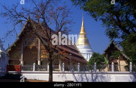 Thaïlande : Chedi Phra Boromathat et le viharn principal (salle de réunion), Wat Phra Kaeo Don Tao, Lampang, province de Lampang. En 1436, le roi Sam Fang Kaen de Chiang mai a organisé une procession de l'image du Bouddha d'émeraude de Chiang Rai à Chiang mai. L'éléphant portant l'image a couru vers Lampang et en atteignant Lampang a refusé de bouger. Le roi a donné l'ordre de placer l'image dans Wat Phra Kaeo Don Tao. 32 ans plus tard, il a été déplacé à Chiang mai. Wat Phra Kaeo Don Tao (le monastère du Bouddha d'émeraude sur le pot d'eau Knoll) est le temple le plus important de Lampang. Banque D'Images