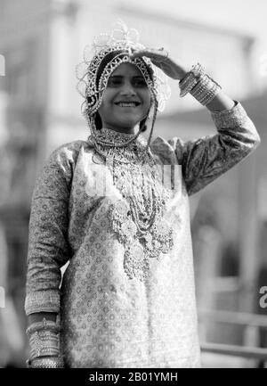 Palestine : reine du carnaval yéménite représentant la reine Esther pour le Carnaval de Pourim, tel Aviv, c. 1934. Palestine est un nom donné à la région géographique entre la mer Méditerranée et le Jourdain. La région est également connue comme la Terre d'Israël, la Terre Sainte et le Levant Sud. En 1832, la Palestine a été conquise par l'Égypte de Muhammad Ali, mais en 1840, la Grande-Bretagne est intervenue et a rendu le contrôle du Levant aux Ottomans en échange de nouvelles capitulations. La fin du XIXe siècle voit le début de l'immigration sioniste et la renaissance de la langue hébraïque. Banque D'Images