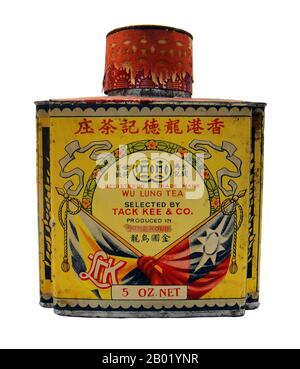 Chine : une boîte vintage de thé Wu Lung (Oolong) produite par Tack Kee and Company, Hong Kong, fin du XIXe siècle. Oolong est un thé chinois traditionnel (Camellia sinensis) produit par un processus unique comprenant le flétrissement sous le soleil fort et l'oxydation avant le curling et la torsion. La plupart des thés oolong, en particulier ceux de qualité supérieure, impliquent des cultivars de plants de thé uniques qui sont exclusivement utilisés pour des variétés particulières. Cette catégorie de thé est particulièrement populaire auprès des connaisseurs de thé du sud de la Chine et des expatriés chinois en Asie du Sud-est. Banque D'Images