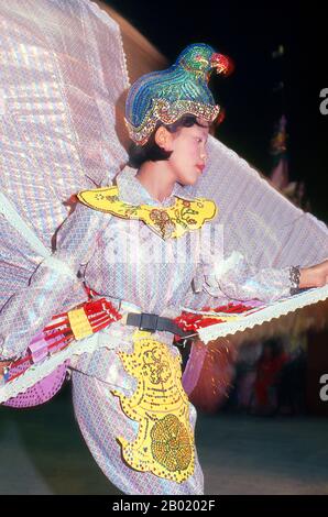 Thaïlande : une fille Shan (Tai Yai) danse à la veille du festival Poy sang long, Wat Pa Pao (temple Shan), Chiang mai, dans le nord de la Thaïlande. Wat Pa Pao est un temple bouddhiste Shan (Tai Yai) qui sert de centre à la communauté Shan de Chiang mai. Il a été construit à la fin du XIXe siècle. Une fois par an, Wat Pa Pao accueille les luk kaeo, ou « fils de cristal » - de jeunes garçons Shan sur le point d'être ordonnés dans le monkhood bouddhiste. Beaucoup de ces novices se rendent à Chiang mai depuis les communautés Shan environnantes de Mae Cham, Mae Rim, Chiang Dao et Fang. Cette cérémonie Shan annuelle est appelée Poy sang long. Banque D'Images