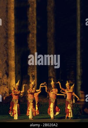 Thaïlande : danseurs thaïlandais traditionnels au spectacle son et lumière pour le festival annuel de Loy Krathong, parc historique de Sukhothai. Loy Krathong (ou Loi Krathong) est un festival célébré chaque année dans toute la Thaïlande et certaines parties du Laos pendant la pleine lune du 12ème mois dans le calendrier lunaire traditionnel. Sukhothai, qui signifie littéralement « aube du bonheur », était la capitale du Royaume de Sukhothai et a été fondée en 1238. Elle a été la capitale de l'Empire thaïlandais pendant environ 140 ans. Banque D'Images